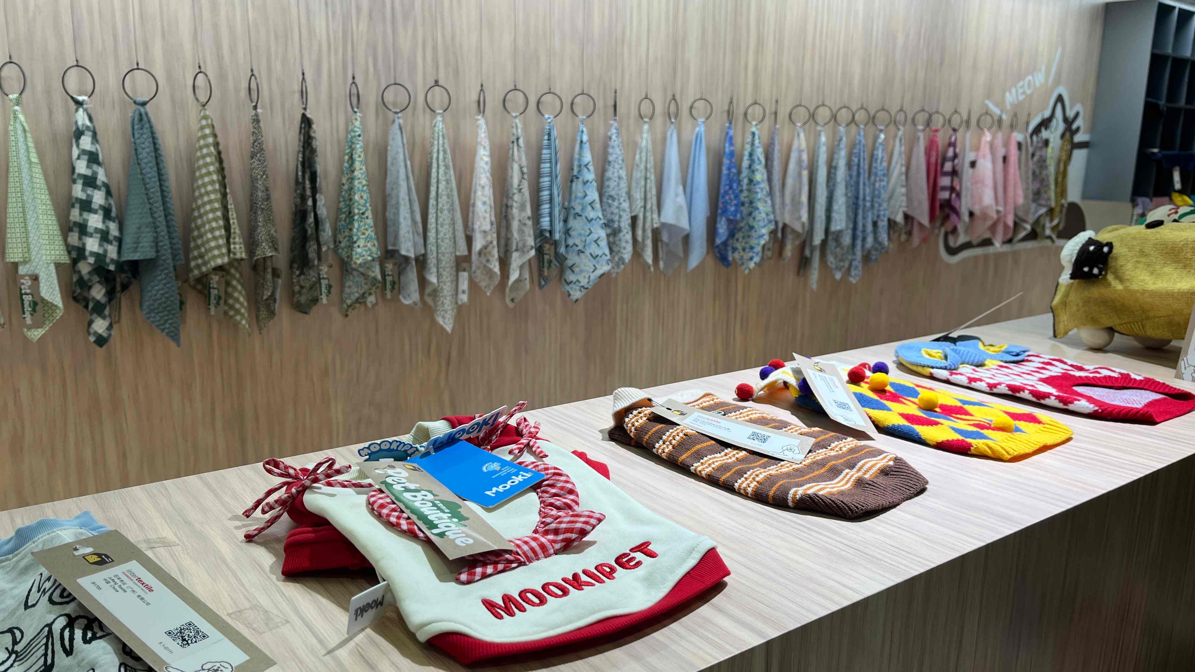 WFS Cashmere esitleb lemmikloomade sooja kootud pulloveriga koeratooteid n&auml;itusel Intertextile Shanghai Apparel Fabrics 2026